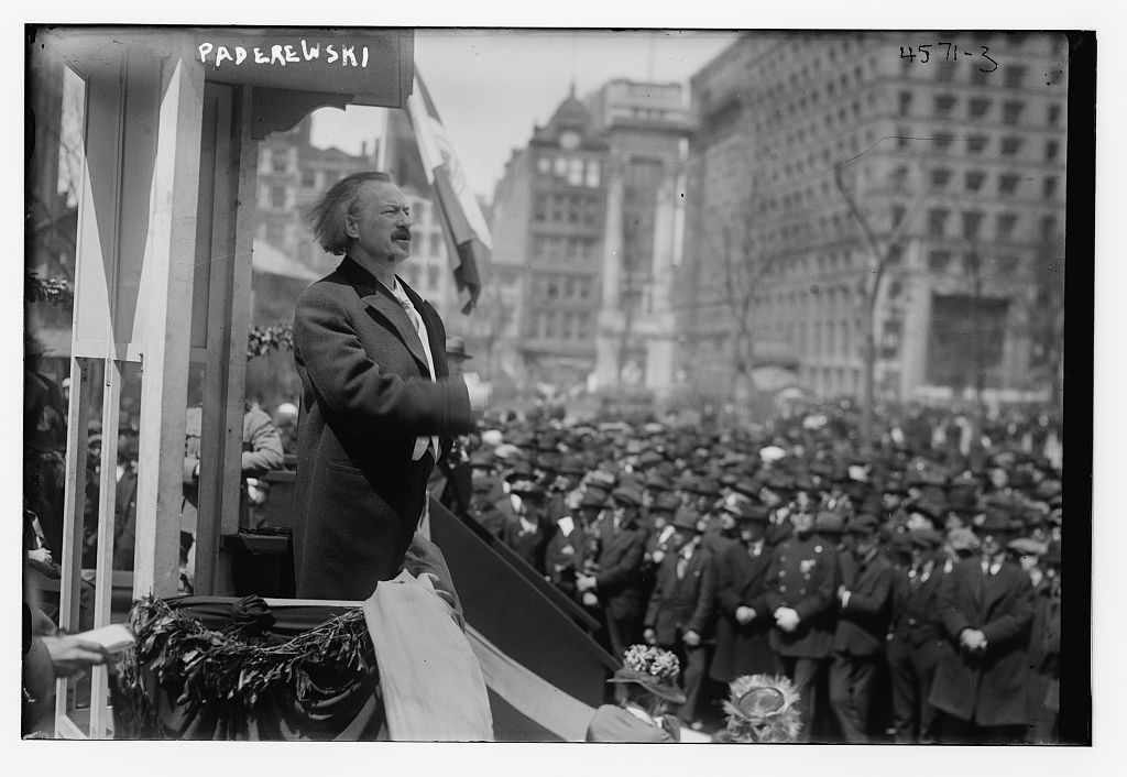 Ignacy Jan Paderewski speaking to crowd.